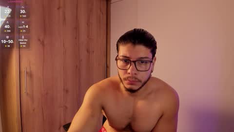 Snapshot of maxifit_ chatting on 11-11-25, 10:04 Mikael online show from 11-11-25, 10:04