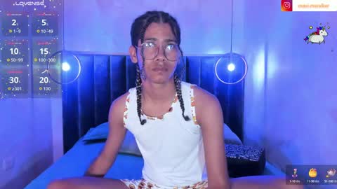 Snapshot of maxim_walker chatting on 10-23-25, 03:06 maxim online show from 10-23-25, 03:06