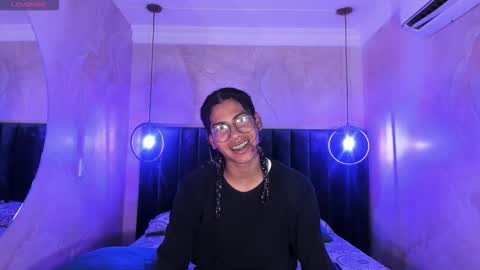 Snapshot of maxim_walker chatting on 11-18-25, 03:23 maxim online show from 11-18-25, 03:23