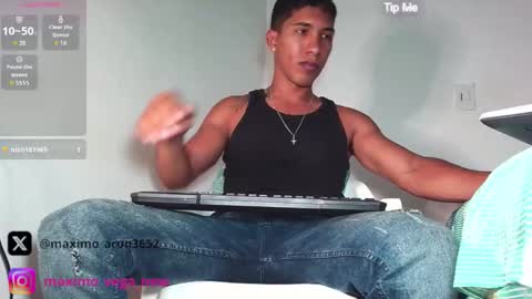 Snapshot of maximo_vega_new chatting on 10-13-25, 08:20 Maximo Aron Vega online show from 10-13-25, 08:20
