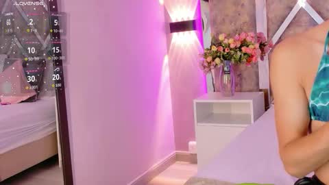 Snapshot of maxirogers chatting on 11-28-25, 11:57 Maxi Rogers online show from 11-28-25, 11:57