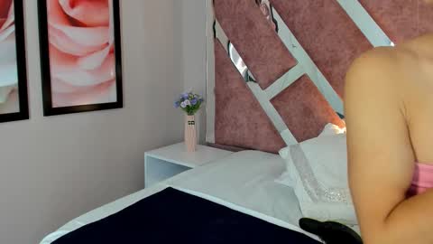 Snapshot of maxirogers chatting on 11-30-25, 11:58 Maxi Rogers online show from 11-30-25, 11:58