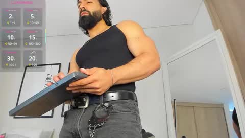 Snapshot of maxstrong01 chatting on 10-28-25, 03:25 Max online show from 10-28-25, 03:25