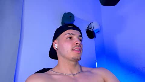 MAX online show from 10-01-25, 01:55