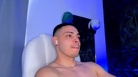 Snapshot of maxwell_dupont chatting on 12-15-25, 07:18 MAX online show from 12-15-25, 07:18