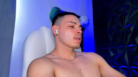 Snapshot of maxwell_dupont chatting on 12-17-25, 08:04 MAX online show from 12-17-25, 08:04