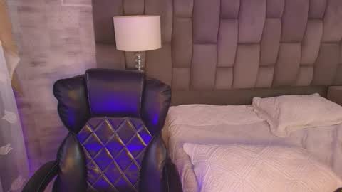 Maxine Minx online show from 11-16-25, 11:27