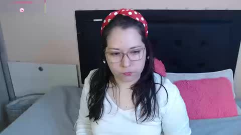 Snapshot of may_bloom chatting on 09-17-25, 01:24 May online show from 09-17-25, 01:24