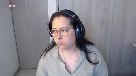 Snapshot of may_bloom chatting on 10-18-25, 08:20 May online show from 10-18-25, 08:20