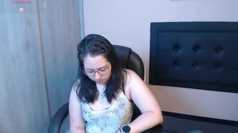 Snapshot of may_bloom chatting on 12-23-25, 02:20 May online show from 12-23-25, 02:20