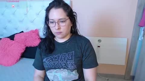 Snapshot of may_bloom chatting on 01-17-26, 08:01 May online show from 01-17-26, 08:01