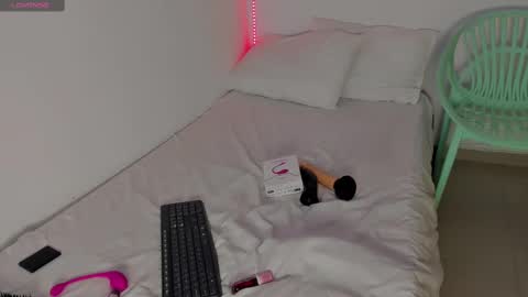 Snapshot of maya_graham_ chatting on 09-30-25, 05:01 Maya online show from 09-30-25, 05:01