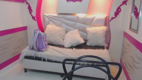 Snapshot of mayaa_ross chatting on 12-20-24, 07:33 Maya online show from 12-20-24, 07:33