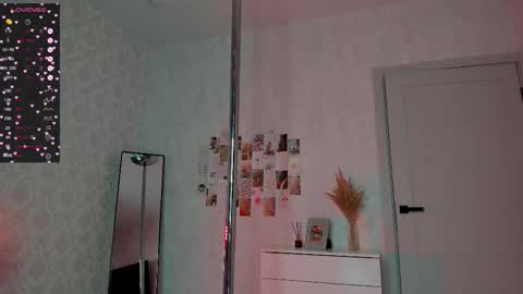 Snapshot of mayabach69 chatting on 10-06-25, 12:35 Maya online show from 10-06-25, 12:35