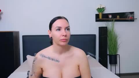 Snapshot of mayacruise chatting on 10-29-25, 09:00 MayaCruise online show from 10-29-25, 09:00