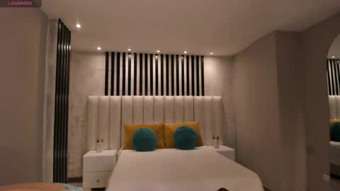 Snapshot of mayahoffman_ chatting on 11-20-25, 11:10 M A Y A H O F F M A N online show from 11-20-25, 11:10