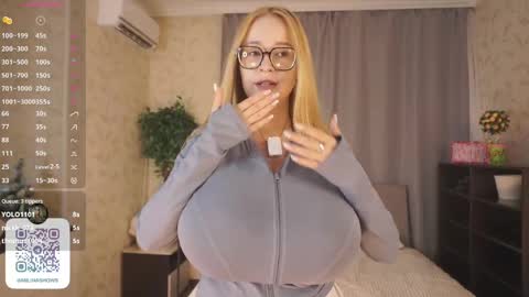Snapshot of maybellebyone chatting on 05-25-26, 06:36 Milina online show from 05-25-26, 06:36