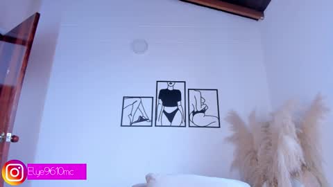 Snapshot of mcdonald_ellie chatting on 03-06-26, 09:33 Ellie online show from 03-06-26, 09:33