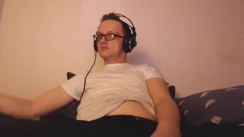 Snapshot of mcmike_es chatting on 12-25-24, 04:22 Mike online show from 12-25-24, 04:22