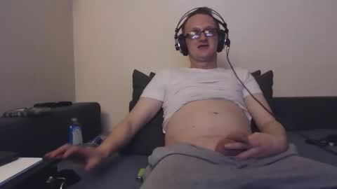 Snapshot of mcmike_es chatting on 10-10-25, 08:57 Mike online show from 10-10-25, 08:57