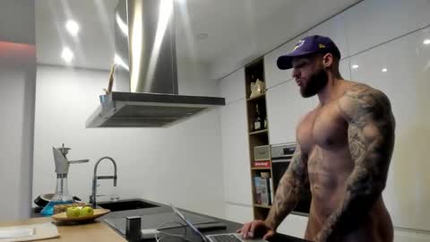 Snapshot of mealphamale chatting on 02-10-26, 02:21 Alpha Male online show from 02-10-26, 02:21