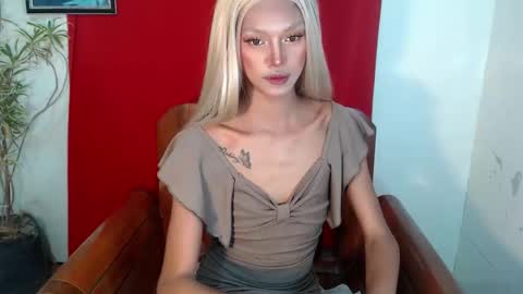 Snapshot of meaxox1 chatting on 01-13-26, 02:22 mea online show from 01-13-26, 02:22