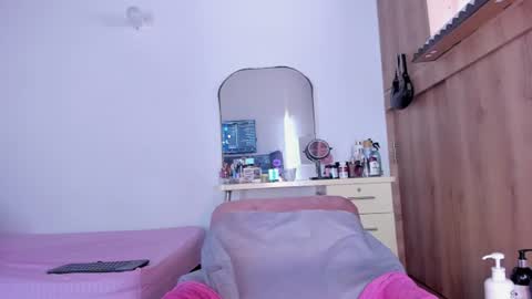 Snapshot of medussa13 chatting on 06-10-26, 02:27 medussa13 online show from 06-10-26, 02:27