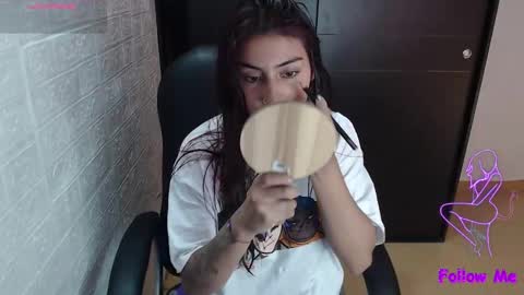 Snapshot of medussa_kat chatting on 01-12-25, 07:10 Katrina online show from 01-12-25, 07:10