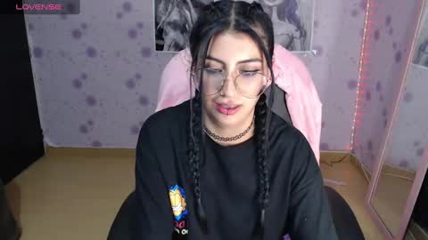 Snapshot of medussa_kat chatting on 03-12-25, 11:01 Katrina online show from 03-12-25, 11:01