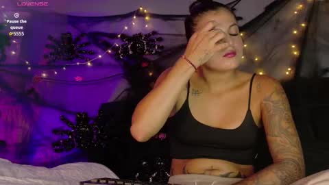 Snapshot of megan_browns1 chatting on 10-22-25, 01:33 Megan online show from 10-22-25, 01:33