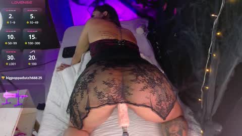 Snapshot of megan_browns1 chatting on 10-25-25, 04:02 Megan online show from 10-25-25, 04:02