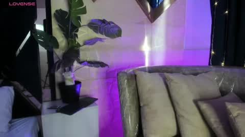 Snapshot of megan_devon chatting on 05-01-26, 12:21 online show from 05-01-26, 12:21