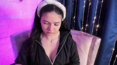 Snapshot of megan_devon chatting on 05-27-26, 11:51 online show from 05-27-26, 11:51