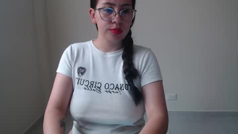 Snapshot of megan_hot_v chatting on 04-25-26, 03:09 Hi Stream 1430 to 2100pm online show from 04-25-26, 03:09