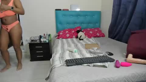 Snapshot of meganhotxx2 chatting on 03-11-25, 03:05 megan        online show from 03-11-25, 03:05