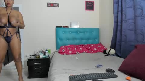 Snapshot of meganhotxx2 chatting on 03-12-25, 07:06 megan        online show from 03-12-25, 07:06