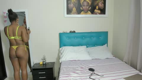 Snapshot of meganhotxx2 chatting on 09-28-25, 03:01 megan        online show from 09-28-25, 03:01