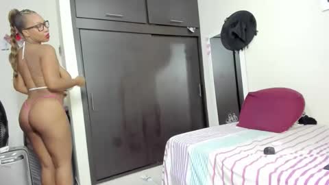 Snapshot of meganhotxx2 chatting on 10-22-25, 04:13 megan        online show from 10-22-25, 04:13