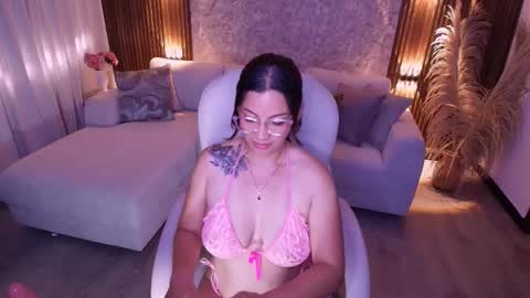 Snapshot of megann_williamss chatting on 10-27-25, 08:02 Megan  online show from 10-27-25, 08:02