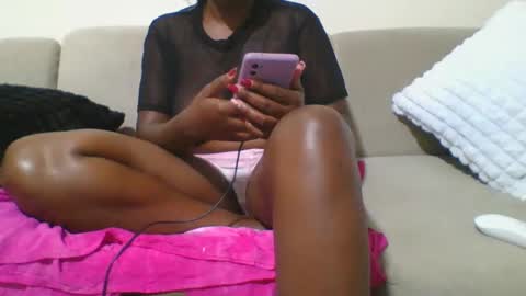 Snapshot of mel_candi94 chatting on 02-16-25, 07:05 pretty online show from 02-16-25, 07:05