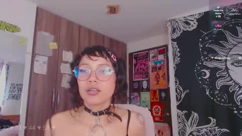 Snapshot of mel_dahlia chatting on 10-30-25, 05:35 Melissa - - Please help me to reach 100 thumbs up online show from 10-30-25, 05:35