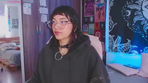 Snapshot of mel_dahlia chatting on 11-06-25, 04:30 Melissa - - Please help me to reach 100 thumbs up online show from 11-06-25, 04:30