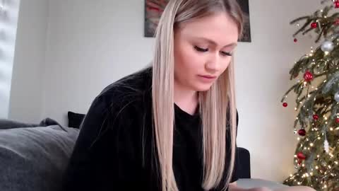 Snapshot of melani_a chatting on 01-17-25, 12:42 Melania online show from 01-17-25, 12:42