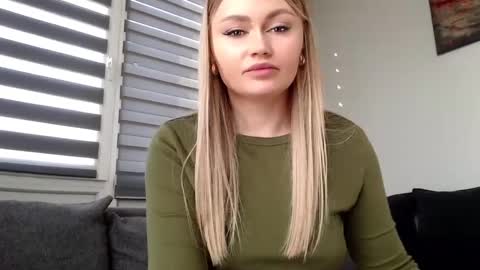 Snapshot of melani_a chatting on 02-09-25, 12:30 Melania online show from 02-09-25, 12:30