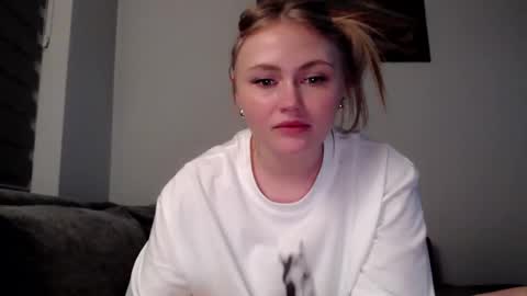 Snapshot of melani_a chatting on 02-19-25, 05:06 Melania online show from 02-19-25, 05:06