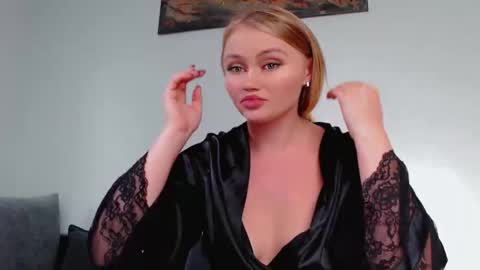 Snapshot of melani_a chatting on 10-20-25, 11:21 Melania online show from 10-20-25, 11:21