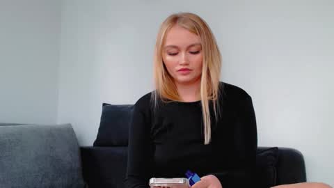 Snapshot of melani_a chatting on 10-22-25, 12:38 Melania online show from 10-22-25, 12:38