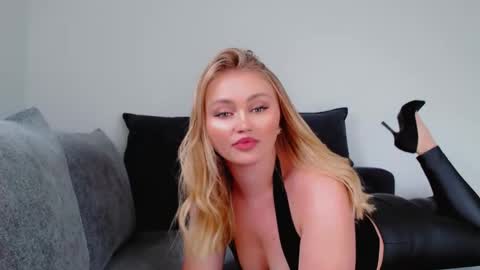 Snapshot of melani_a chatting on 10-30-25, 10:49 Melania online show from 10-30-25, 10:49