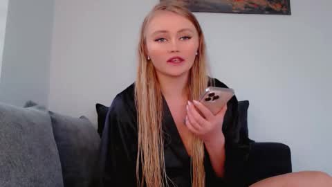 Snapshot of melani_a chatting on 11-11-25, 12:27 Melania online show from 11-11-25, 12:27