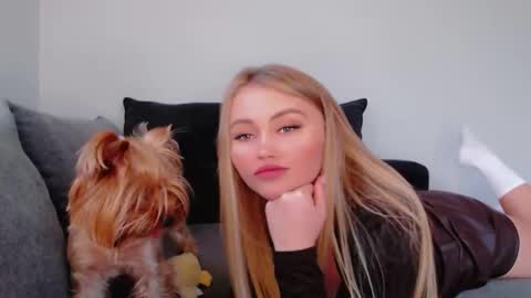 Snapshot of melani_a chatting on 11-19-25, 12:27 Melania online show from 11-19-25, 12:27